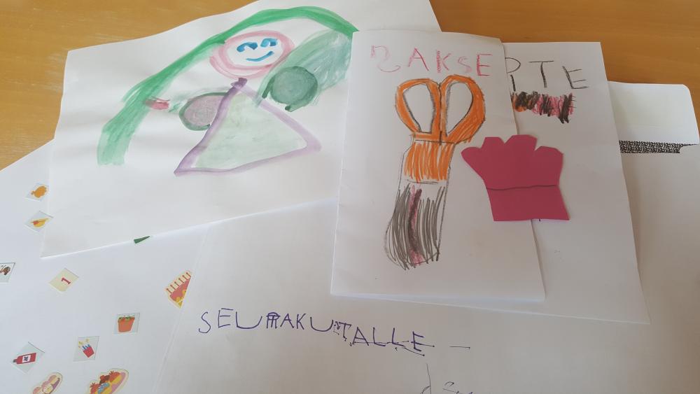 Kuvassa lapselta saatu kirje, jossa on piirustus enkelistä ja saksista.
