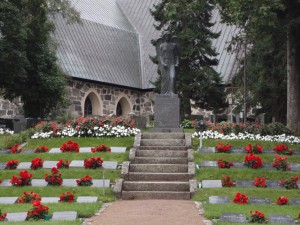 Sankarihaudan enkelipatsas, kirkko taustalla