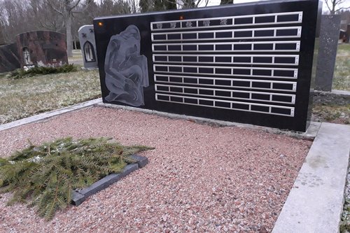 Vampulan hautausmaan 'Menneiden sukupolvien'-muistomerkki